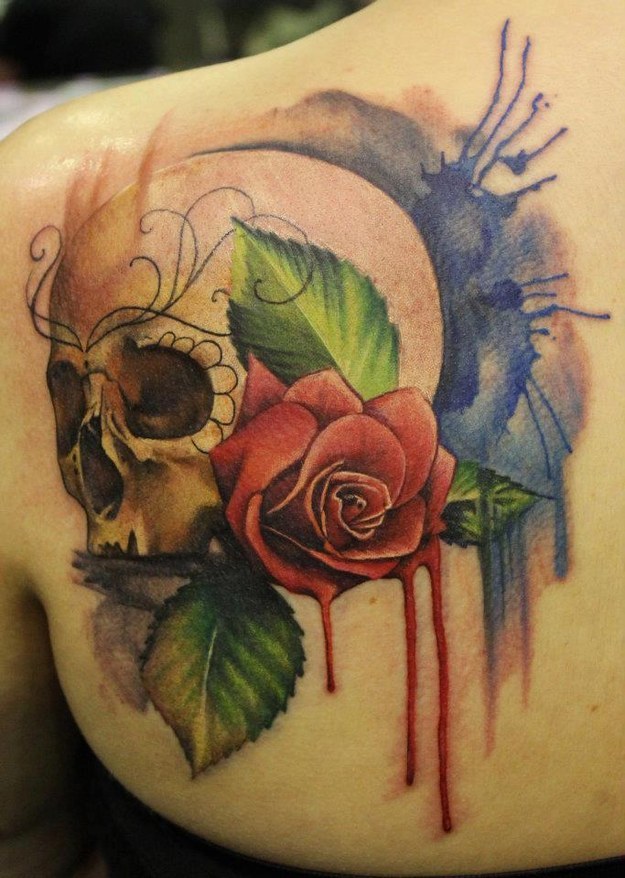 Uma pintura na lateral das costas: crânio e flores (Foto: Reprodução)